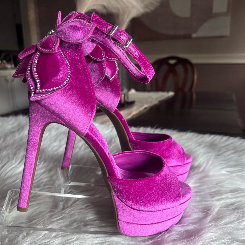 NWOT Gianni Bini Karmello Fuchsia Velvet Platform Heels